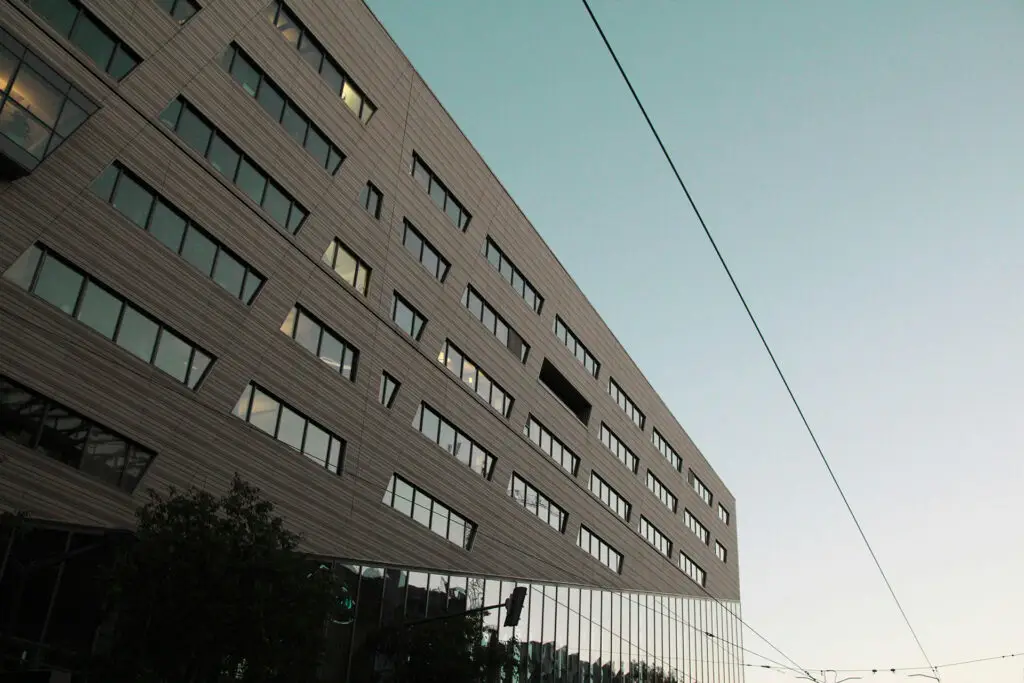 Kontakta SESAB för rådgivning inom byggnadsautomation och fastighetsstyrning